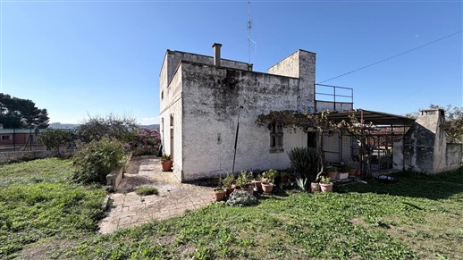 Antico Fabbricato Alle Porte di Putignano, Parzialmente In Pietra e Terreno.